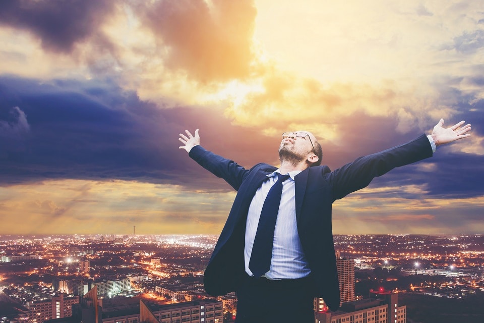 Ilustración de libertad financiera lograda mediante criptomonedas y lending para ingresos constantes.